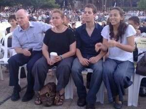 יואל עם הוריו וחברתו יערה הערב בטקס קבלת התואר בטכניון, הערב. יואל עם הוריו וחברתו יערה הערב בטקס קבלת התואר בטכניון, הערב.