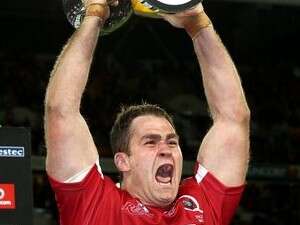 ג'יימס הורוויל, מניף את גביע הסופר 16 ג'יימס הורוויל, מניף את גביע הסופר 16