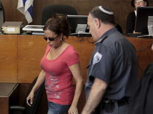 מרגלית צנעני בבית המשפט, אתמול. מרגלית צנעני בבית המשפט, אתמול.