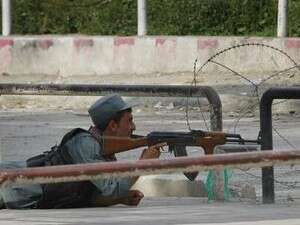 שוטר אפגני במהלך עימותים עם אנשי הטאליבן בקאבול שוטר אפגני במהלך עימותים עם אנשי הטאליבן בקאבול