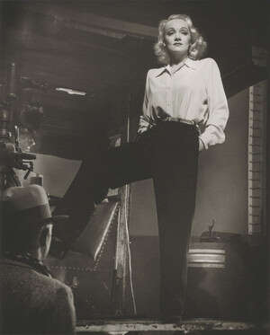 Marlene Dietrich on the set of Manpower, 1941 by Laszlo Willinger, Copyright: John Kobal Foundation, 2011