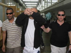 חשוד מובל לדיון בבית משפט חשוד מובל לדיון בבית משפט