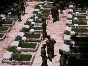 חלקת ששת הימים בהר הרצל. אח שכול יוכל לשאת דברים לצד אלמנה או יתום חלקת ששת הימים בהר הרצל. אח שכול יוכל לשאת דברים לצד אלמנה או יתום