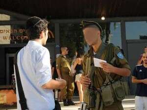 בקרוב על מדים? בני ישיבות חרדים בלשכת גיוס בקרוב על מדים? בני ישיבות חרדים בלשכת גיוס