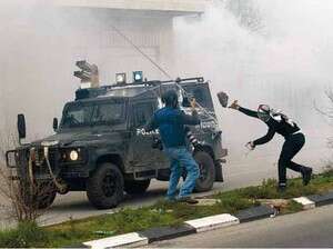 פלסטינים משליכים אבנים על ג'יפ צה''לי פלסטינים משליכים אבנים על ג'יפ צה''לי