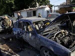 קצינים לבנונים בוחנים את הנזק בפרבר של ביירות לאחר פגיעת הרקטות קצינים לבנונים בוחנים את הנזק בפרבר של ביירות לאחר פגיעת הרקטות