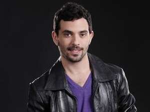 עכשיו בכסא המנחה. ג'ייסון דנינו הולט עכשיו בכסא המנחה. ג'ייסון דנינו הולט