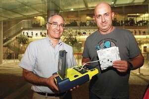 מקווים שעוד חיים ינצלו. מיקי גל והשי סומר מקווים שעוד חיים ינצלו. מיקי גל והשי סומר