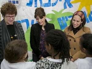 יעל אקשטיין סגנית נשיא הקרן לידידות, חה''כ אורלי לוי-אבקסיס וליאורה מינקה יו''ר אמונה משוחחות עם ילדות בכפר הילדים. יעל אקשטיין סגנית נשיא הקרן לידידות, חה''כ אורלי לוי-אבקסיס וליאורה מינקה יו''ר אמונה משוחחות עם ילדות בכפר הילדים.