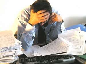 מדבר בטלפון. גם הטלפון הקווי יהיה מקור לקרינה מדבר בטלפון. גם הטלפון הקווי יהיה מקור לקרינה