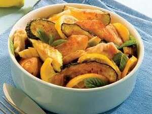 חזה עוף מוקפץ עם זוקיני, נענע ולימון חזה עוף מוקפץ עם זוקיני, נענע ולימון