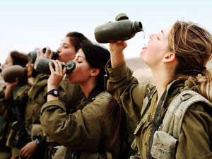 חיילות. למצולמות אין קשר לידיעה חיילות. למצולמות אין קשר לידיעה