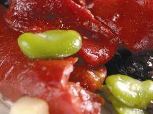 סלט פלפלים קלויים פול ירוק, שורש פטרוזליה וזיתי טאסוס סלט פלפלים קלויים פול ירוק, שורש פטרוזליה וזיתי טאסוס