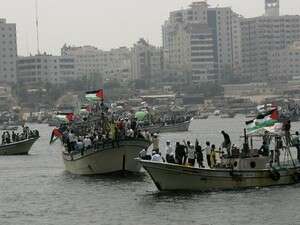 סירות פלסטיניות ממתינות לסירות פעילי השלום מקפריסין סירות פלסטיניות ממתינות לסירות פעילי השלום מקפריסין