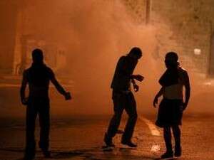 ערבים-ישראלים מיידים אבנים במהלך המהומות בעכו ערבים-ישראלים מיידים אבנים במהלך המהומות בעכו