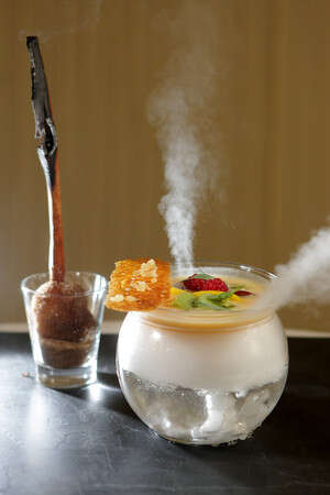 מרק פירות אקזוטי ודונאטס בג'לי של פינקולדה מרק פירות אקזוטי ודונאטס בג'לי של פינקולדה