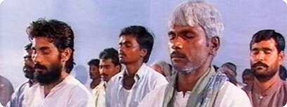 אסירים עושים ויפאסנה.
צילום מתוך אתר הסרט.