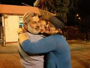 יוסי צוראל עם אשתו והנכד