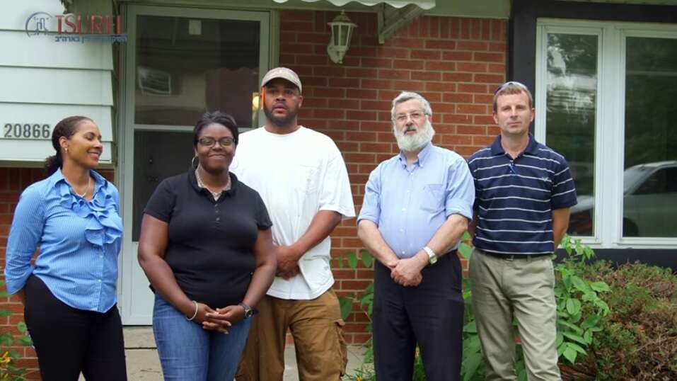 יוסי צוראל עם העובדים מחברת ניהול הנכסים במישיגן, ארצות הברית