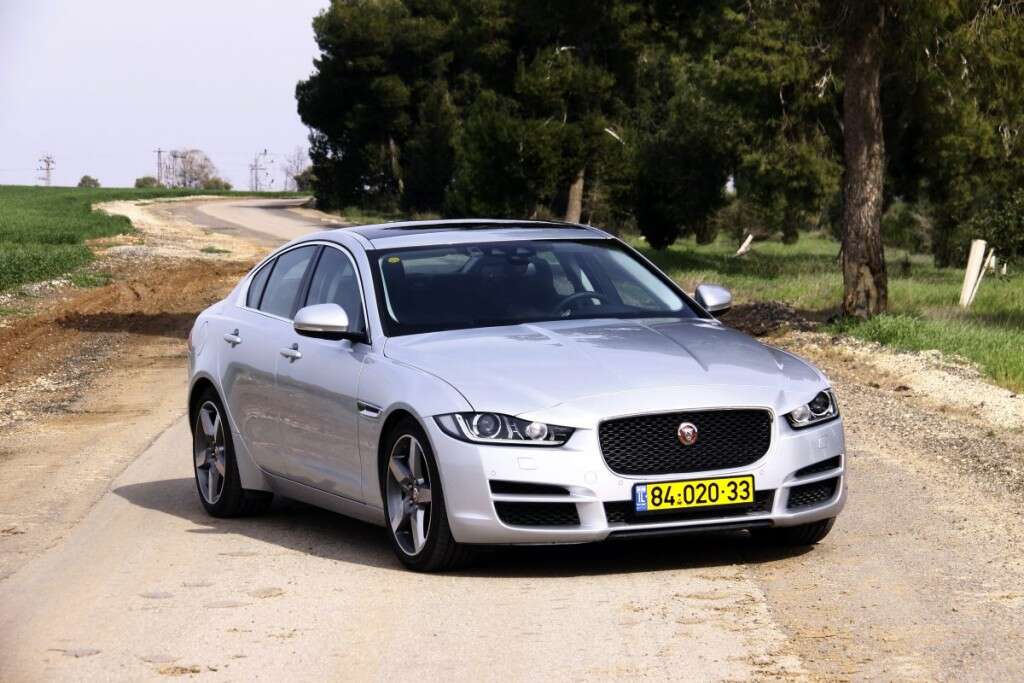 SMALL_JAGUAR XE BY NOAM WIND005