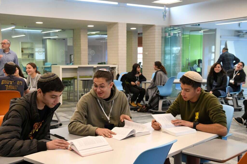 לא רק מלחמה: למכבים וליוונים היה גם מכנה משותף