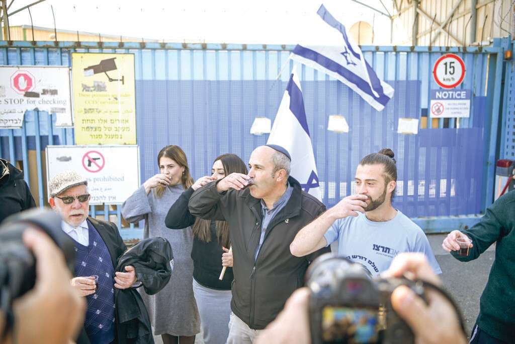 "חוקי אונר"א" נכנסו לתוקף: סילוק מטה "סוכנות הטרור" בירושלים יצא לדרך